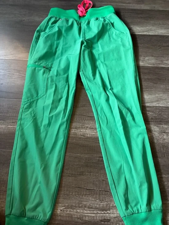 Figs Green Scrub Set with Pink Drawstring - Picture 5 of 8